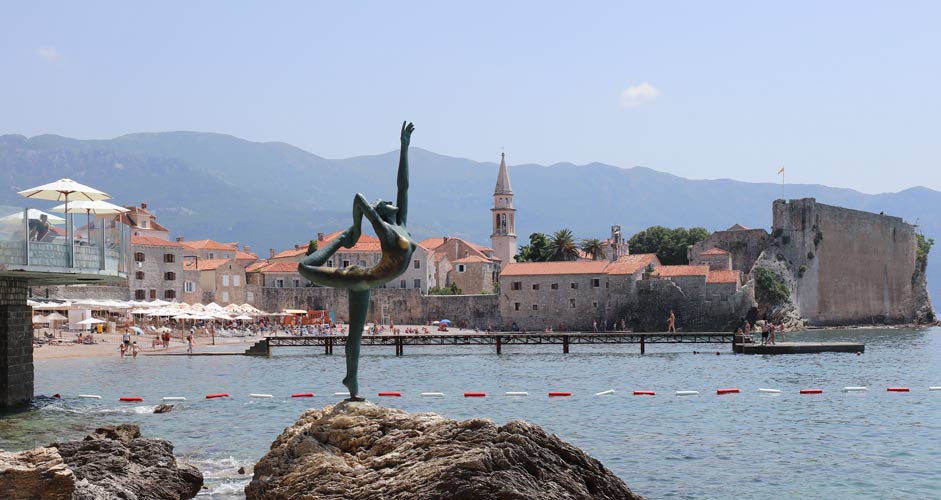 Ballerina statue und Zitadelle in Budva