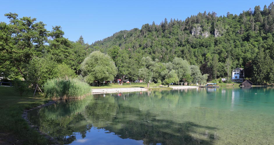 Ein Kieselstrand in Bled