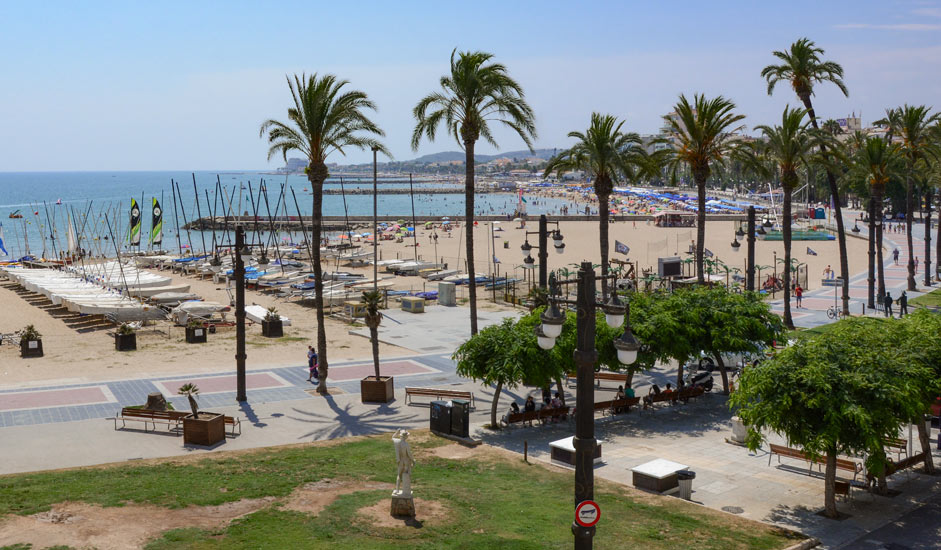 Der Fragata Strand neben dem Sitges Sailing Club