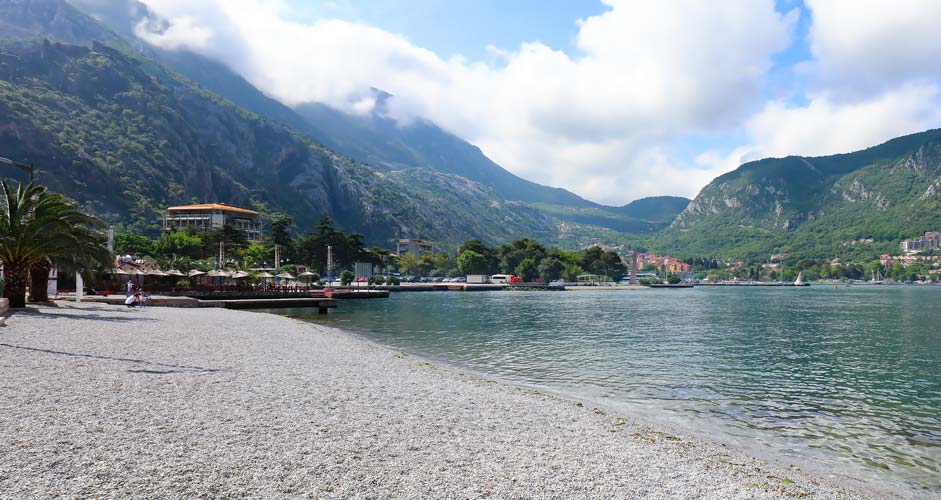 Ein Kiesstrand an der Nordseite von Kotor