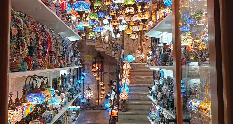 Bunte Lampen sind ein beliebtes Souvenir von Kotor