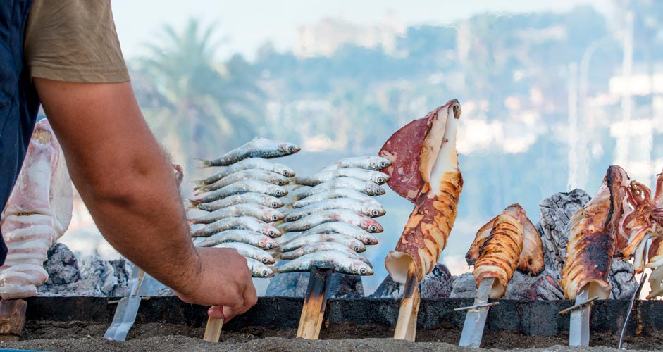 Gekochte Sardinen an den Stränden von Malaga