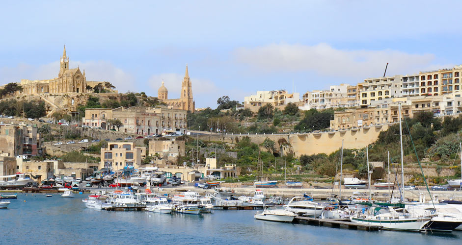 Der Mgarr Hafen und Ghajnsielem in Gozo