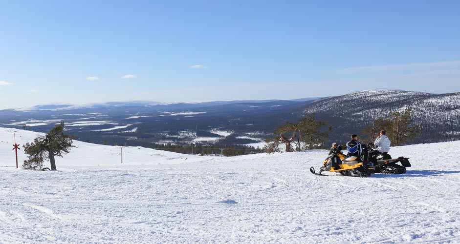 Schneemobilsafari in Finnland