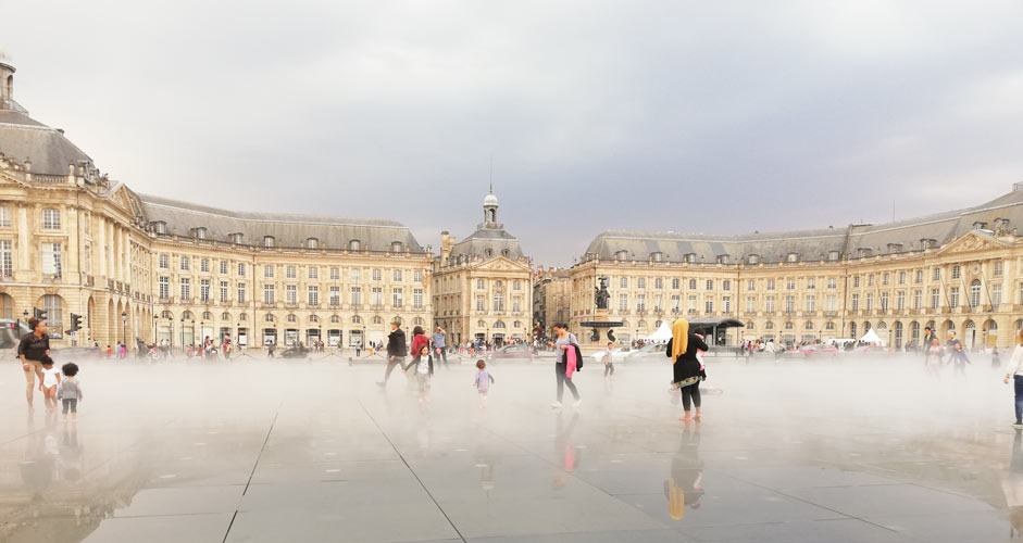 Wasserdunst am Place de la Bourse in Bordeaux Frankreich