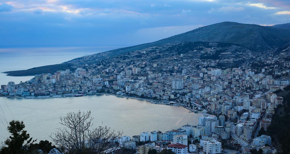 Ein Blick auf Saranda von dem Schloss Lëkurësi