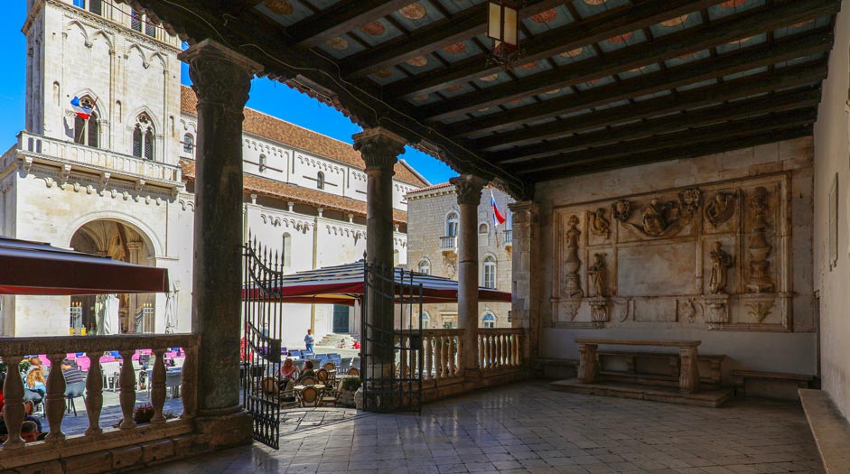 Die Loggia und die Kathedrale von Trogir