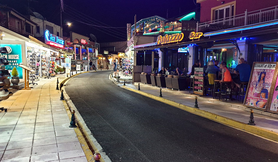 Haupstrasse von Sidari in Korfu