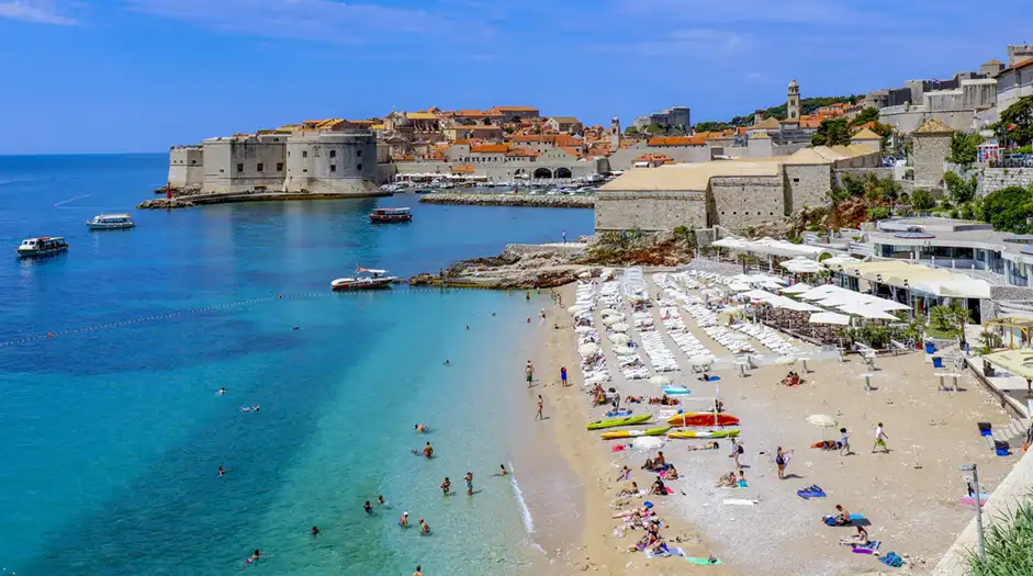 Banje Strand in Dubrovnik, Kroatien