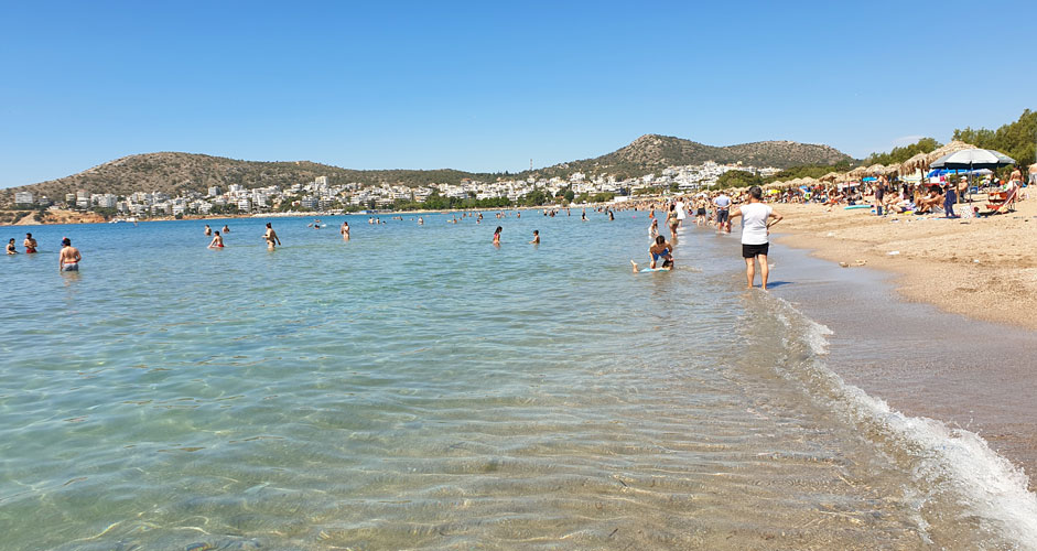 Der öffentliche Strand von Varkiza